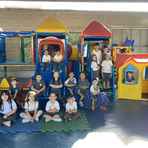 Alunos felizes no Colégio Vinícius de Moaraes em Guarulhos